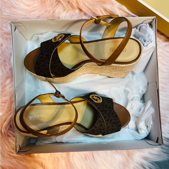 COPY - ā„ļø MICHAEL KORS: āHannah Signature Logo Wedge Sandalsāā„ļø - Picture 6 of 6